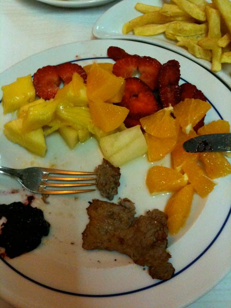 Carvoada - restaurante Ferro Velho - prato com fruta e carne