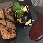 Fofo de chocolate com gelado de baunilha