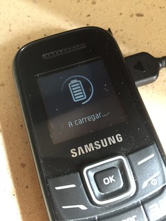 Arranjo carregador dumb phone
